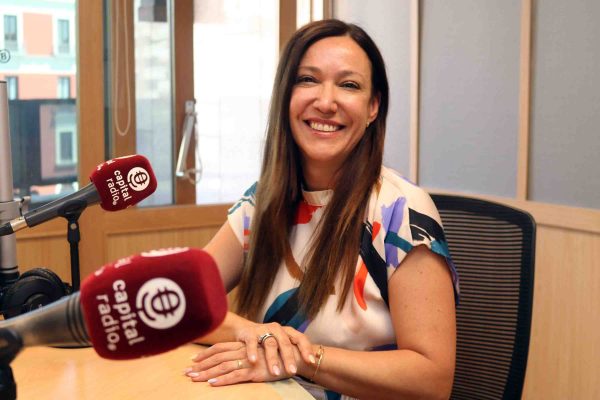 Yolanda Beltrán Directora General en Nails Factory la entrevistan en la radio