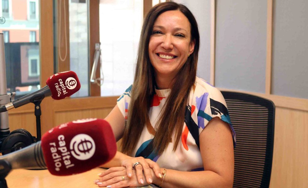 Yolanda Beltrán Directora General en Nails Factory la entrevistan en la radio