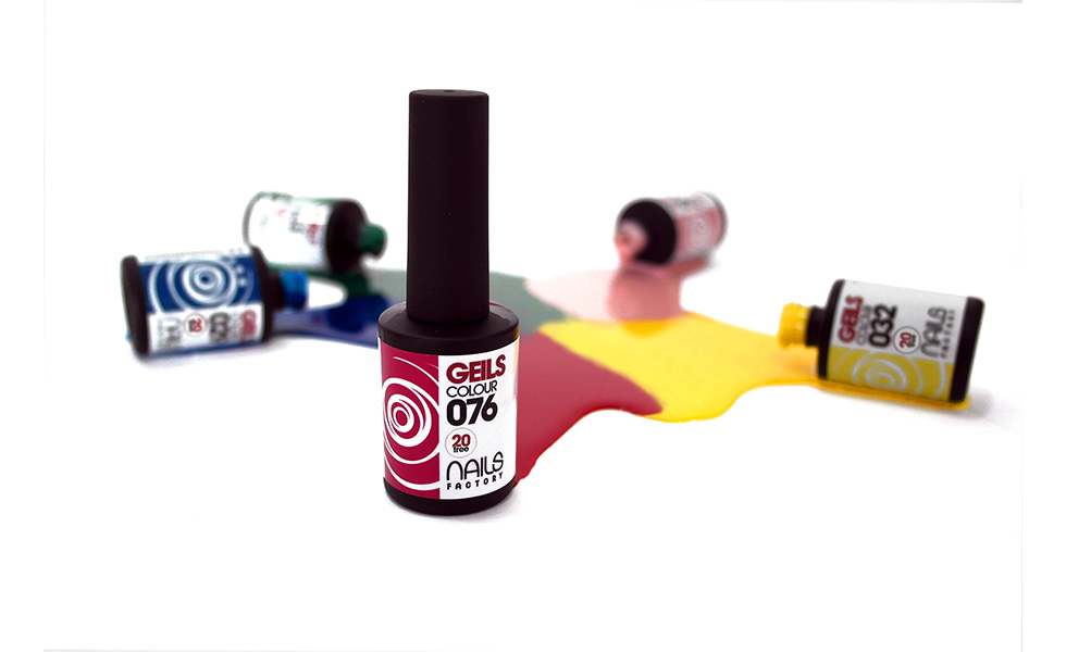 Manicura confetti: decora tus uñas con la tendencia multicolor